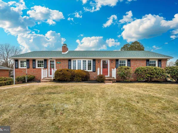 11807 Linbar Dr, Hagerstown, MD 21742