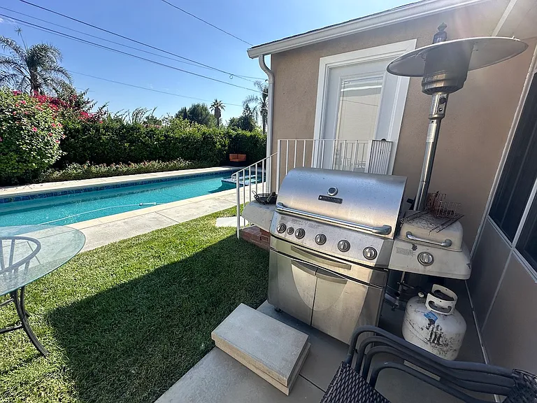 Van Nuys Pl — Photo 4