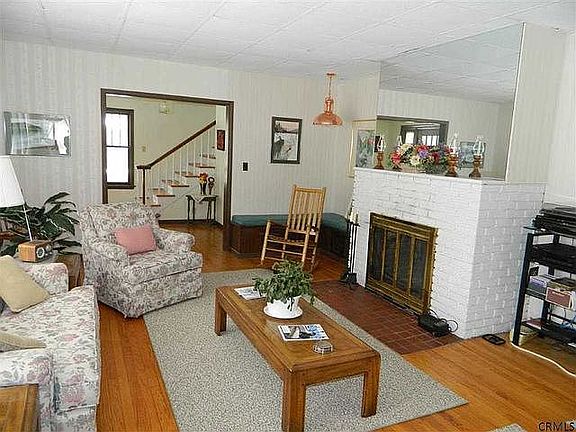 4th image of 634 Upper Glen St