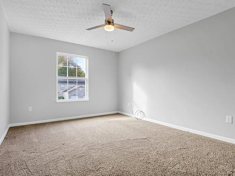 920 Sara Ct #920 — Photo 31