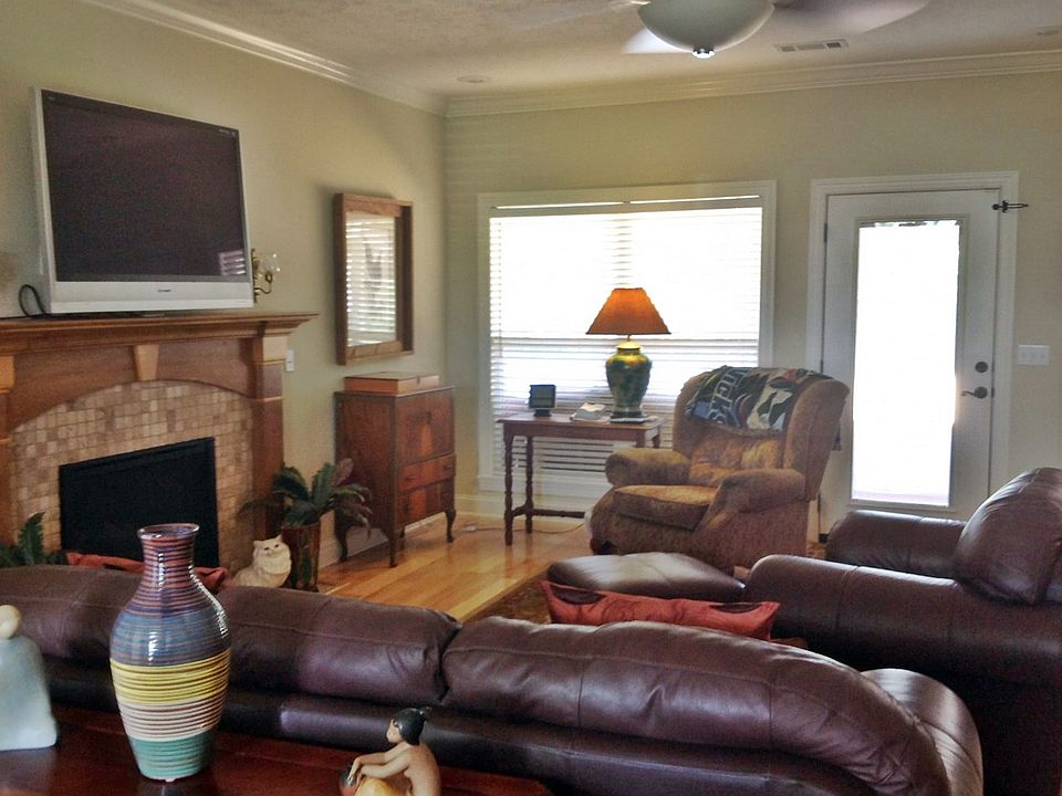 1st image of 105 Hereford Dr