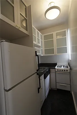Rented by Siderow Residential Group | media 11