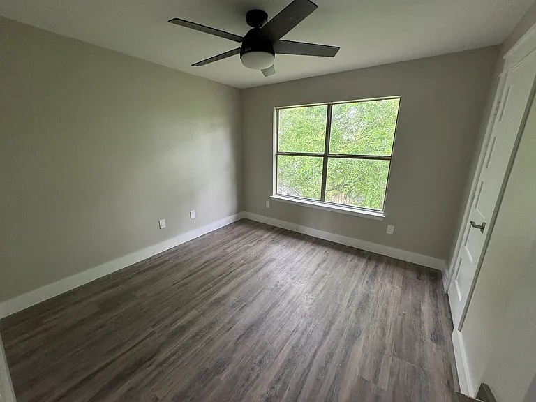 104 E Brown St #B — Photo 10