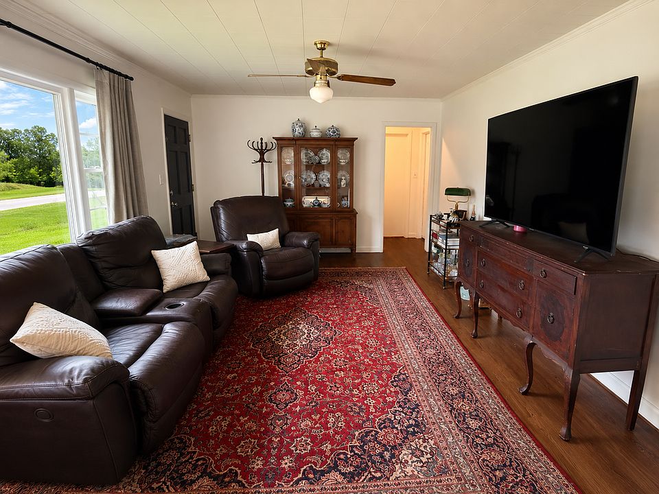 2nd image of 206 W Stuart Ave