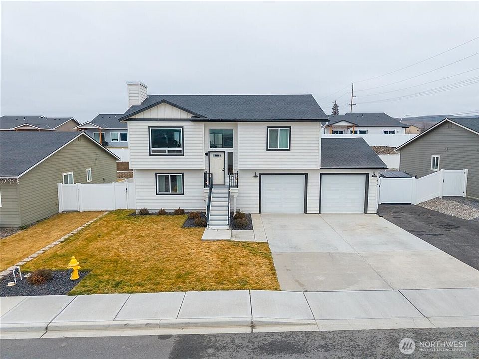 1st image of 2479 3RD Street SE
