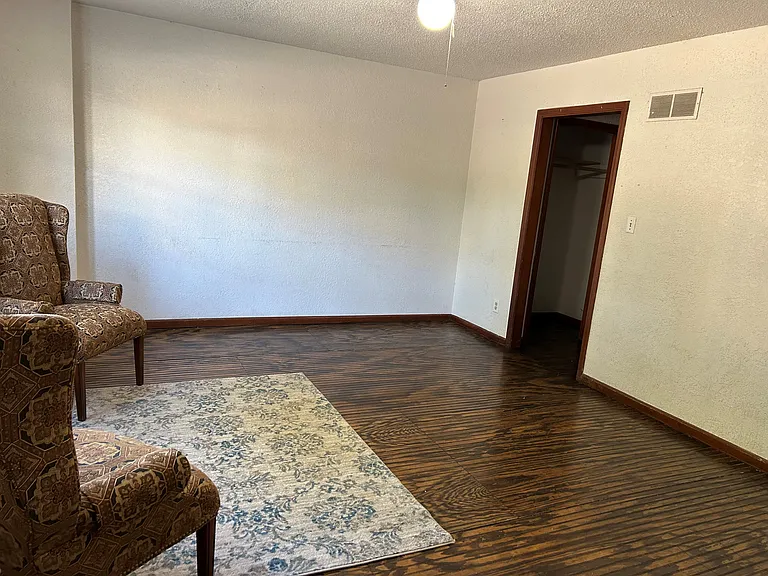 348 N Hardesty Ave — Photo 4