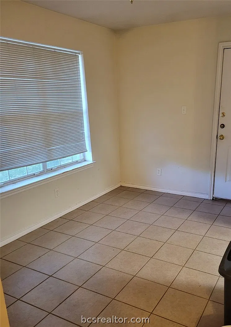 3 bed, 1315 sqft, $1,400 — Photo 2