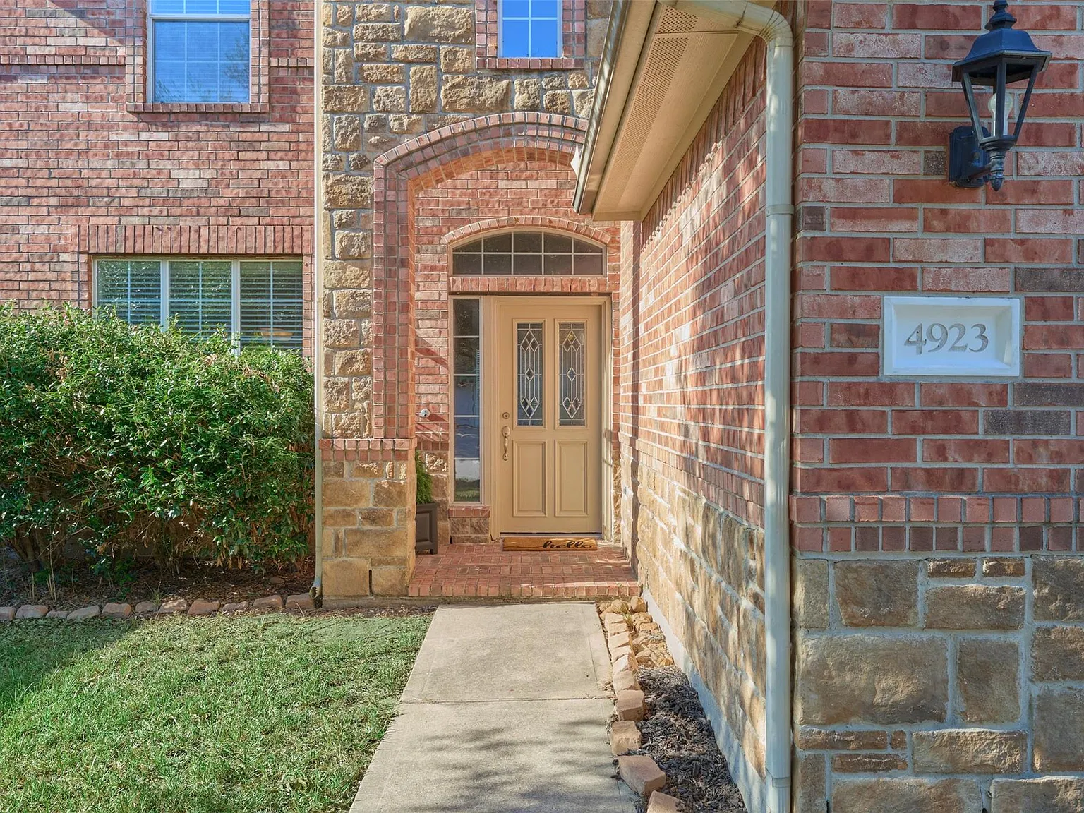 4 bed, 2.5 bath, 2610 sqft, $2,150 — Photo 2