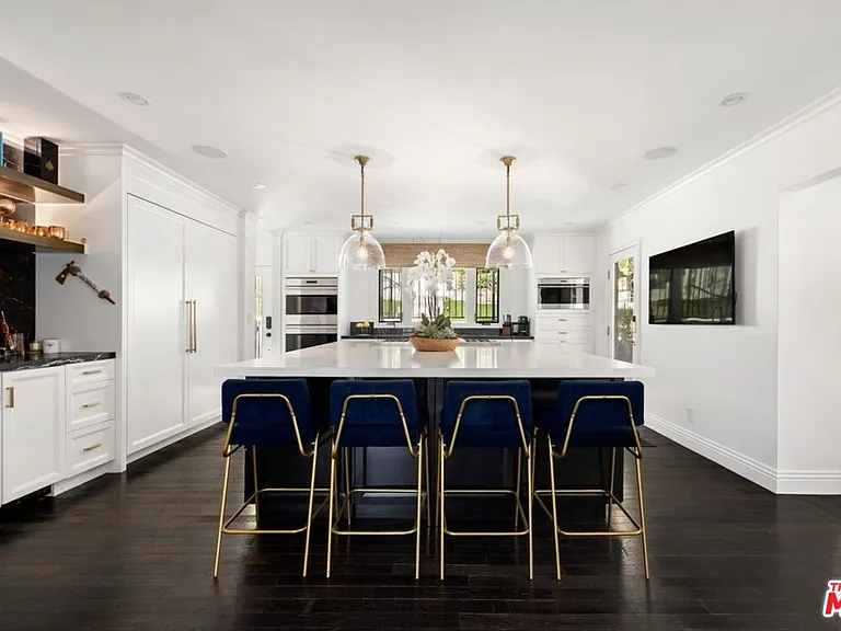 1472 N Kings Rd — Photo 5