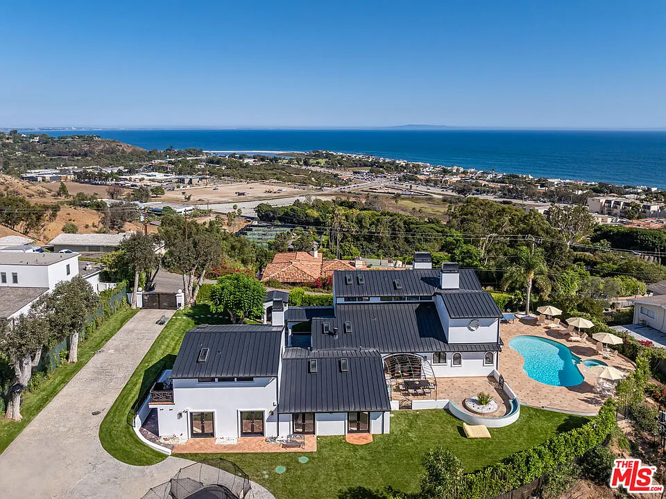 3453 Coast View Dr