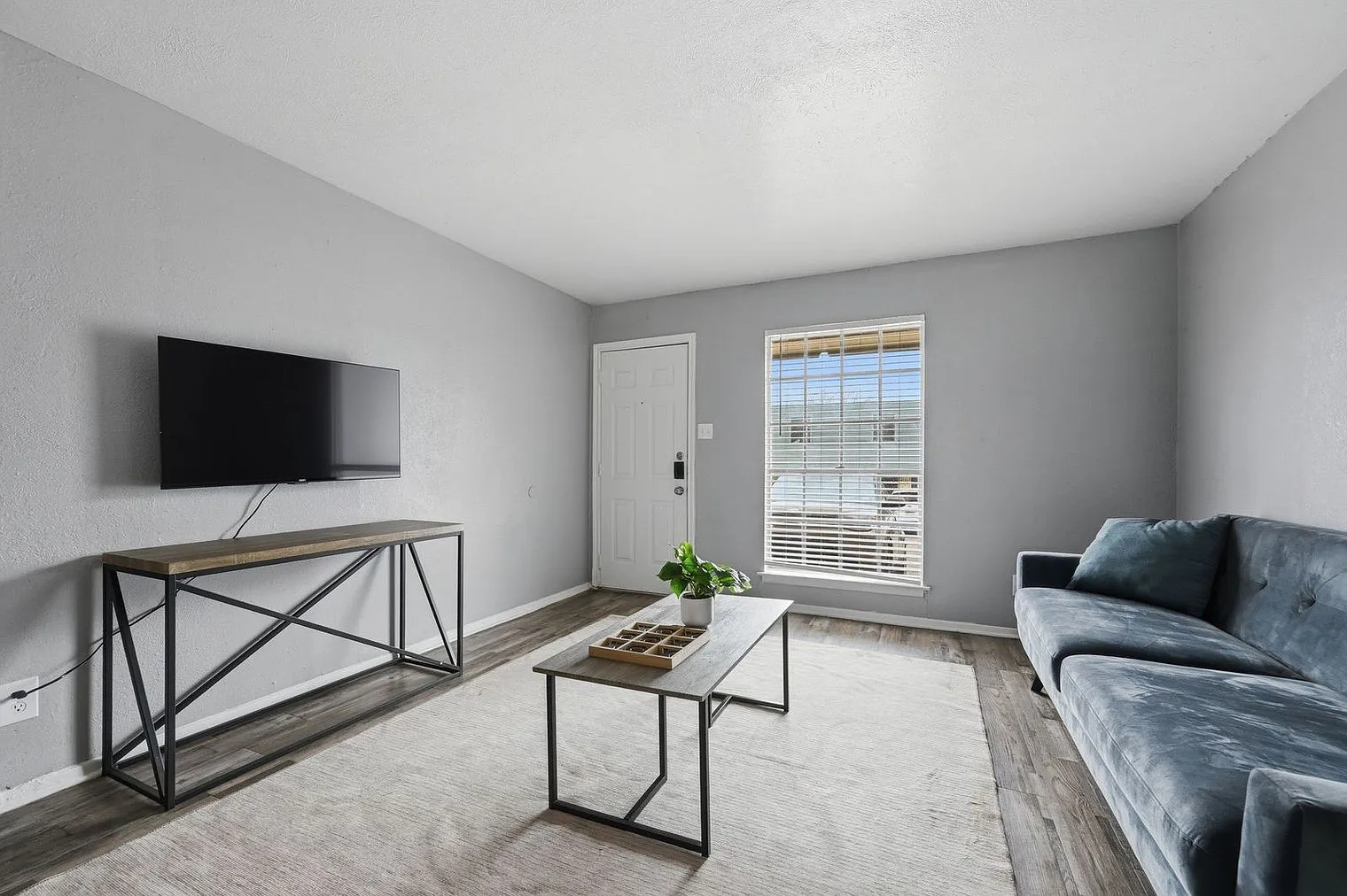 2 bed, 1.5 bath, 9687 sqft, $2,073 — Photo 3