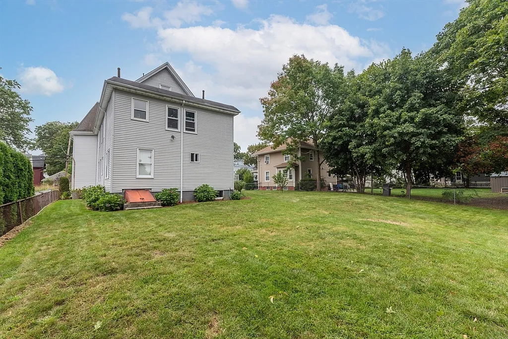 4 bed, 1.0 bath, 1309 sqft, $2,500 — Photo 3