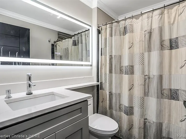 2542 Woodward Ave — Photo 14