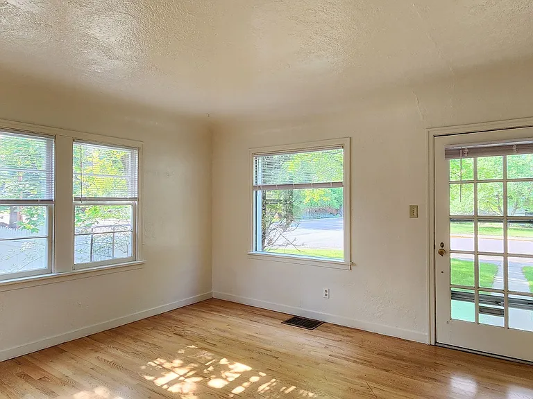 540 Beverly Ave — Photo 4