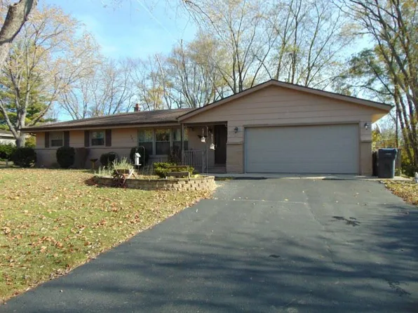 307 Maple WAY SOUTH South, Waukesha, WI 53188