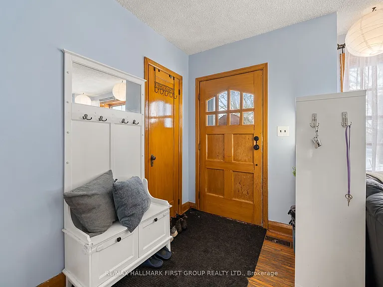 93 John St — Photo 3