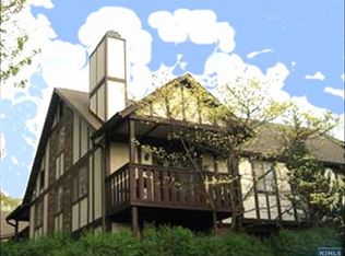 2308 Hemingway Ln, Mahwah, NJ 07430