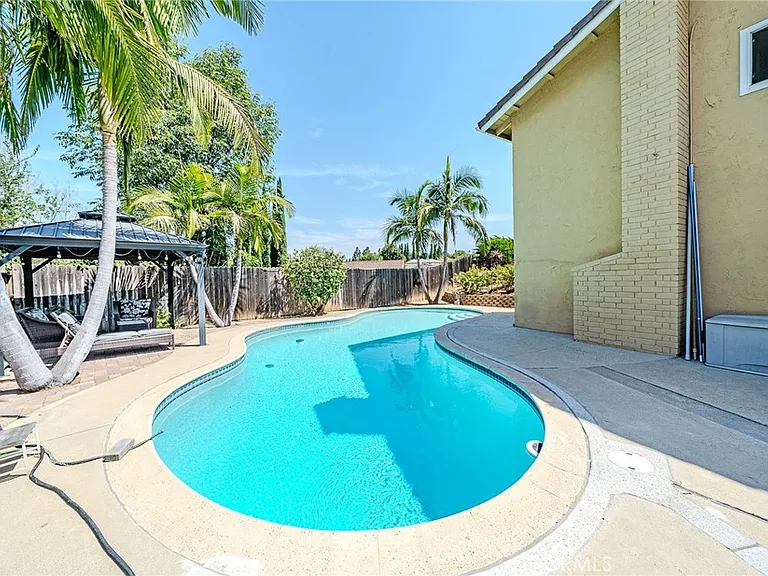 1901 Celeste Ln — Photo 37