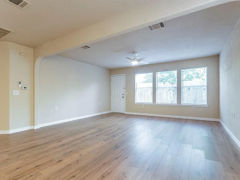 7106 Thannas Way — Photo 2