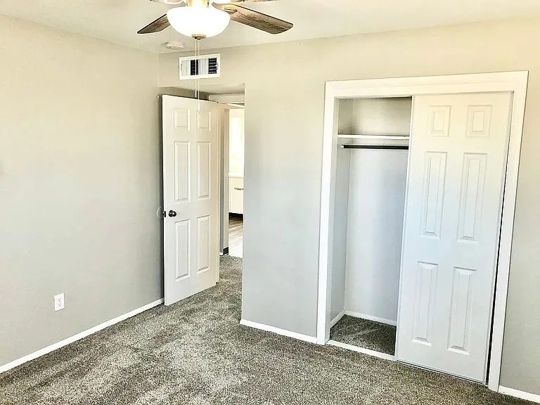 Royal Oaks Apartments — Photo 8
