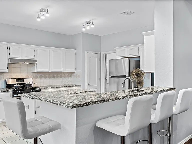 8205 Steamers Ln — Photo 15