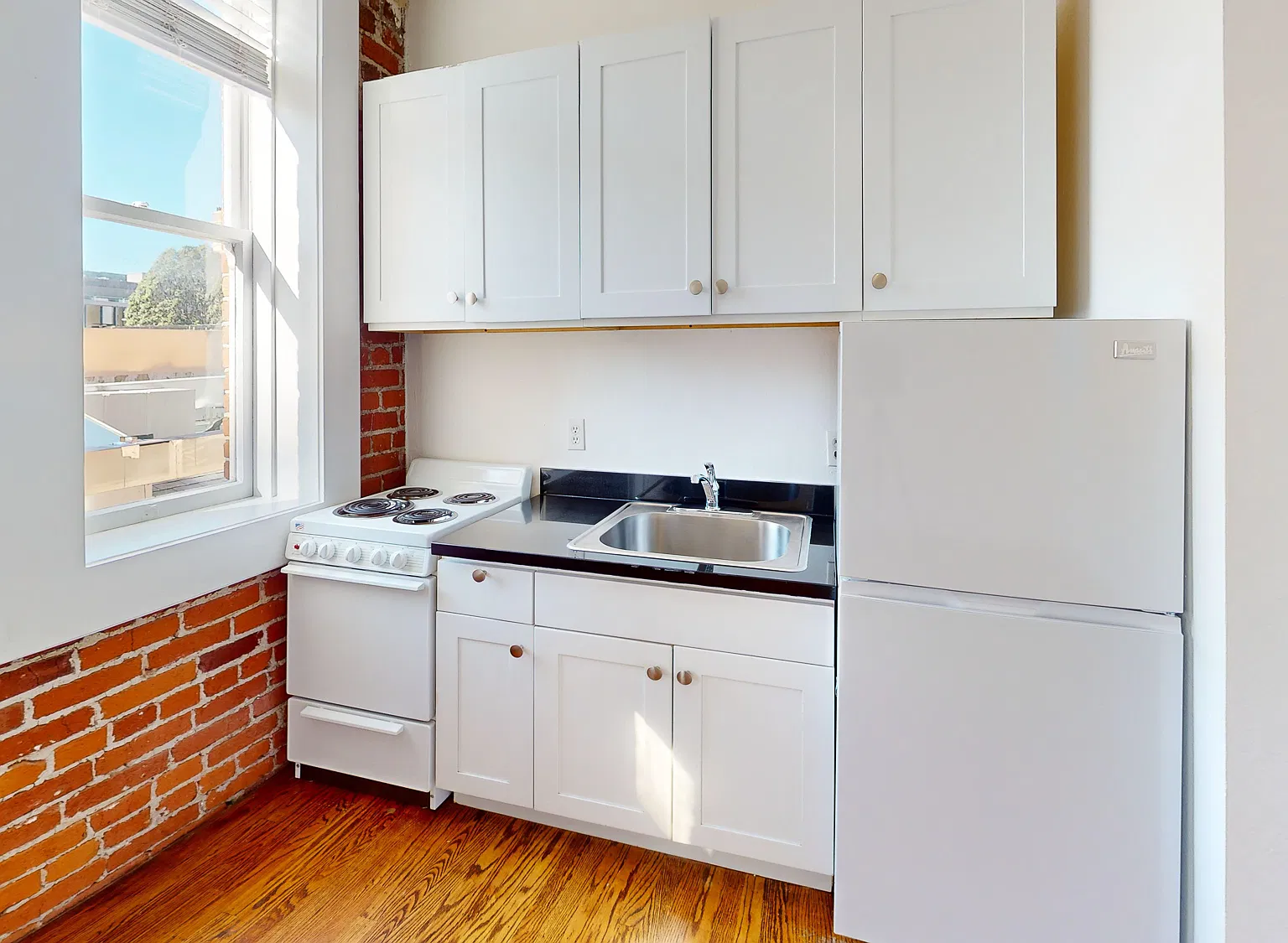 Studio Near Hayes Valley | Shared Laundry | Pet Friendly — Photo 4
