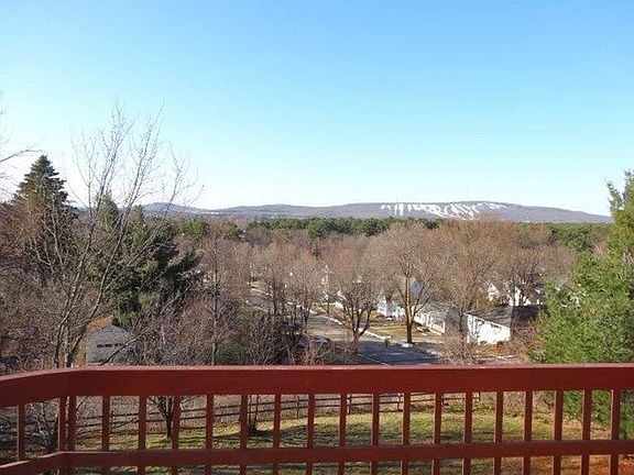 4th image of 919 Greenhill Dr