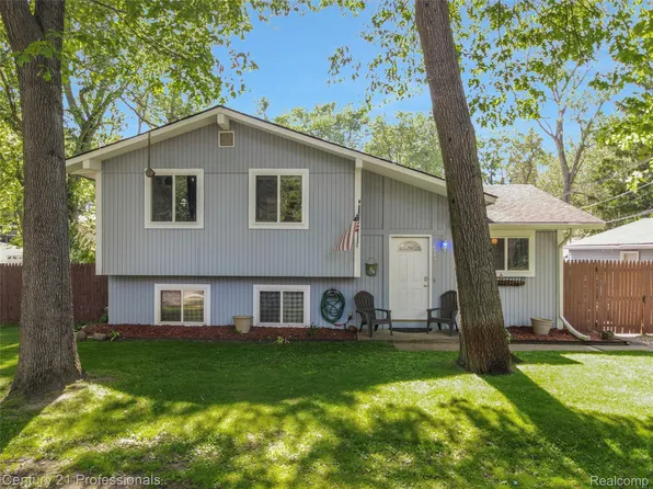 9664 Listeria St, Commerce Township, MI 48382