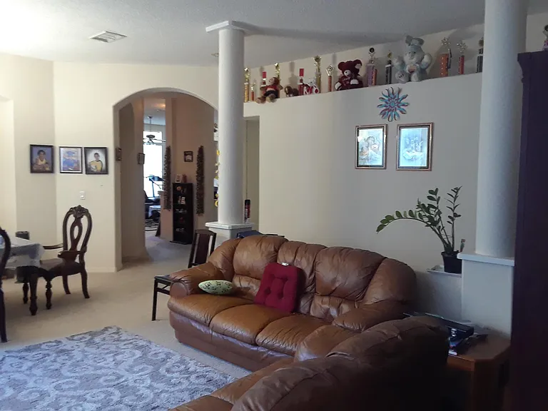 Living room (image 1)