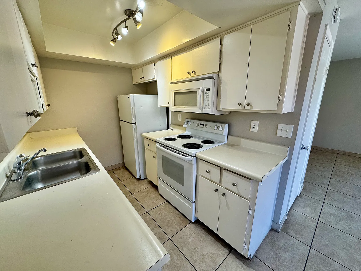 2 bed, 1.5 bath, 882 sqft, $1,299 — Photo 4