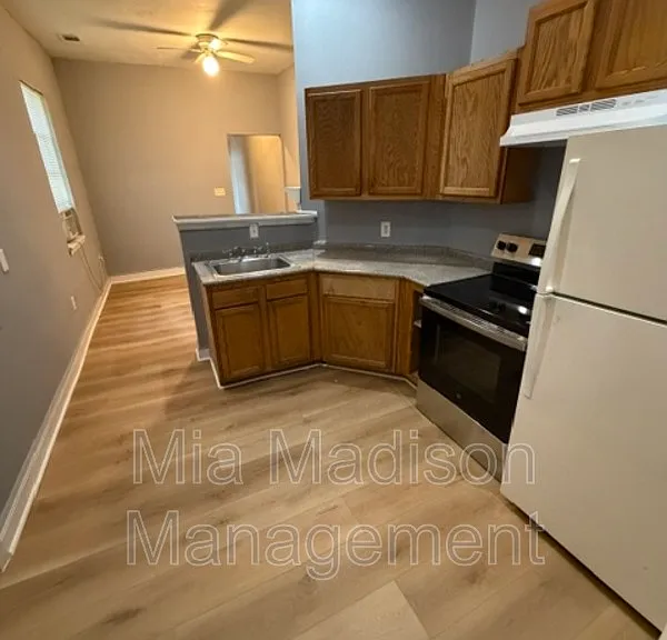 723 W 42nd St #B — Photo 7