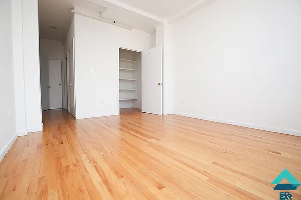 Rented by EXR | media 9