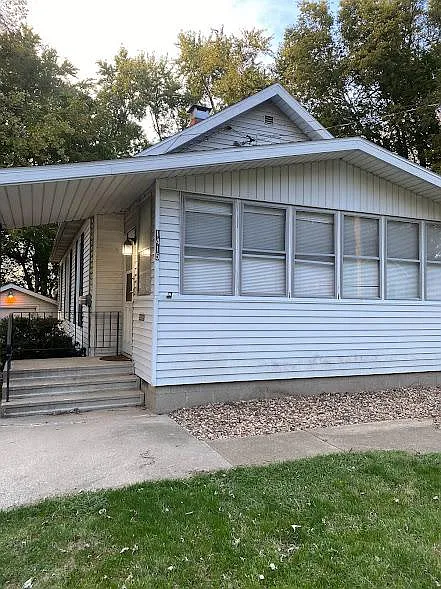 1415 W Grove St photo 1