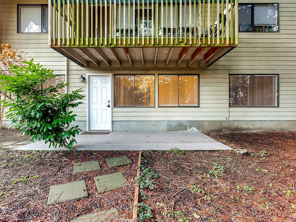 Apartment has rear entry from back yard