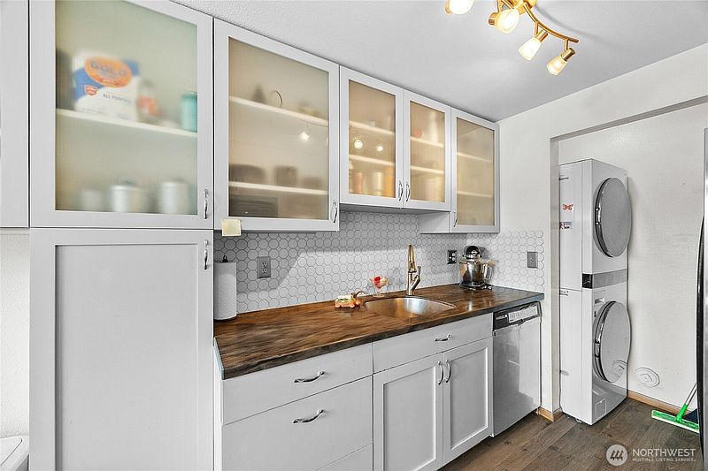 3rd image of 2020 Grant Avenue S #L104