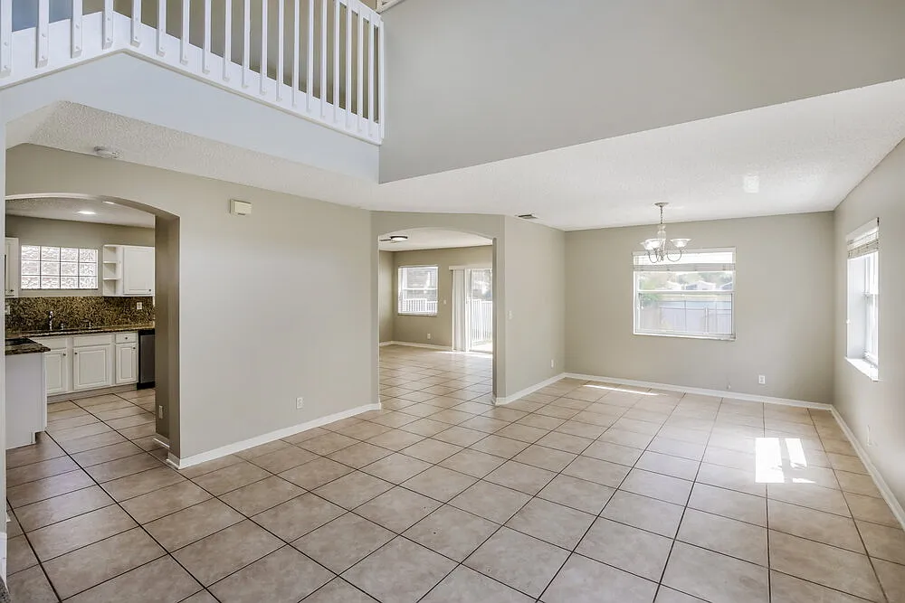 4 bed, 2.5 bath, 2361 sqft, $5,700 — Photo 4