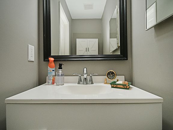 3rd image of 6 Birchview St