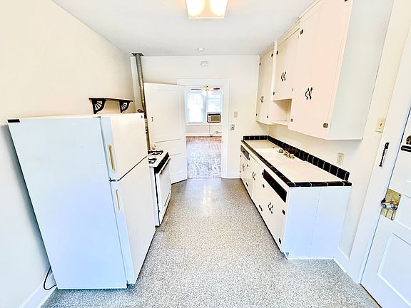 2nd image of 811 Kenmore Ave APT D