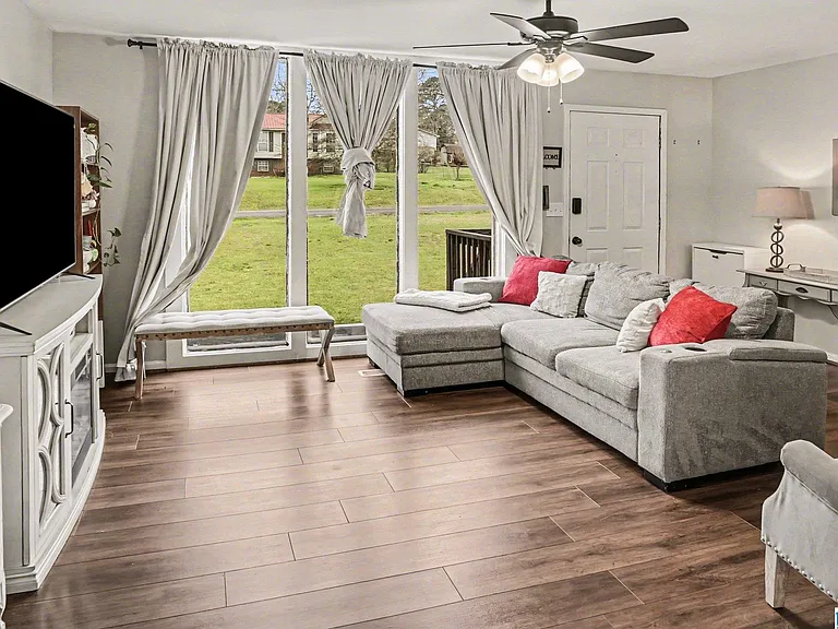 718 Natchez Trl — Photo 3