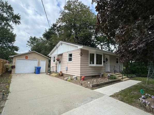 913 Beck St, Charles City, IA 50616