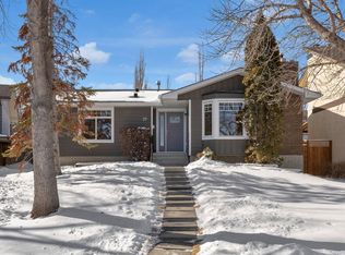 27 E Berwick Pl NW, Calgary, AB T3K1C6