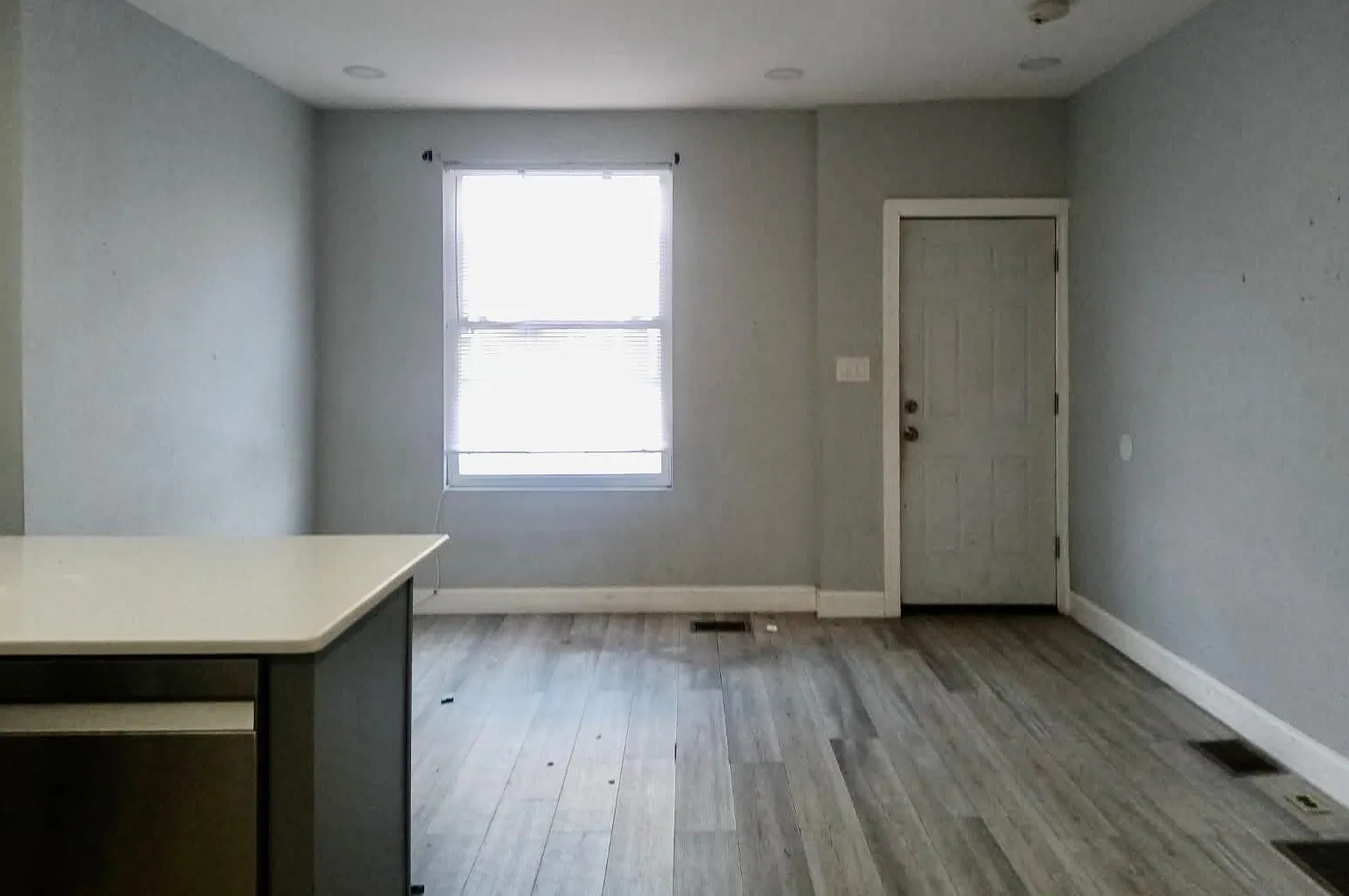 3 bed, 960 sqft, $2,200 — Photo 2