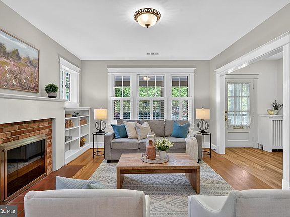 5th image of 4225 37th St NW