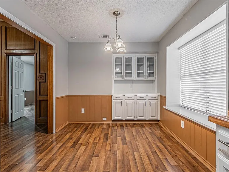 2801 Cambridgeshire Dr — Photo 16