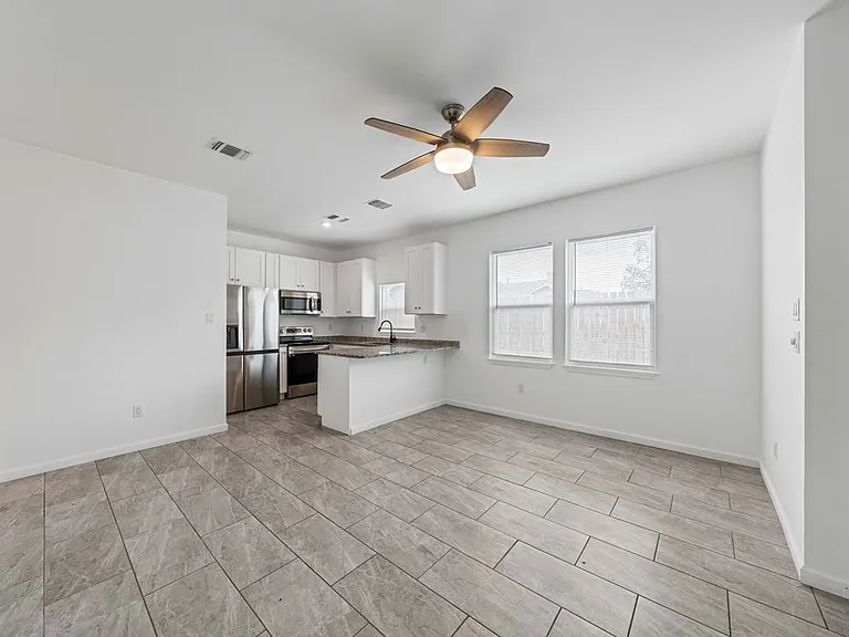 323 Gabriel St #201 — Photo 6