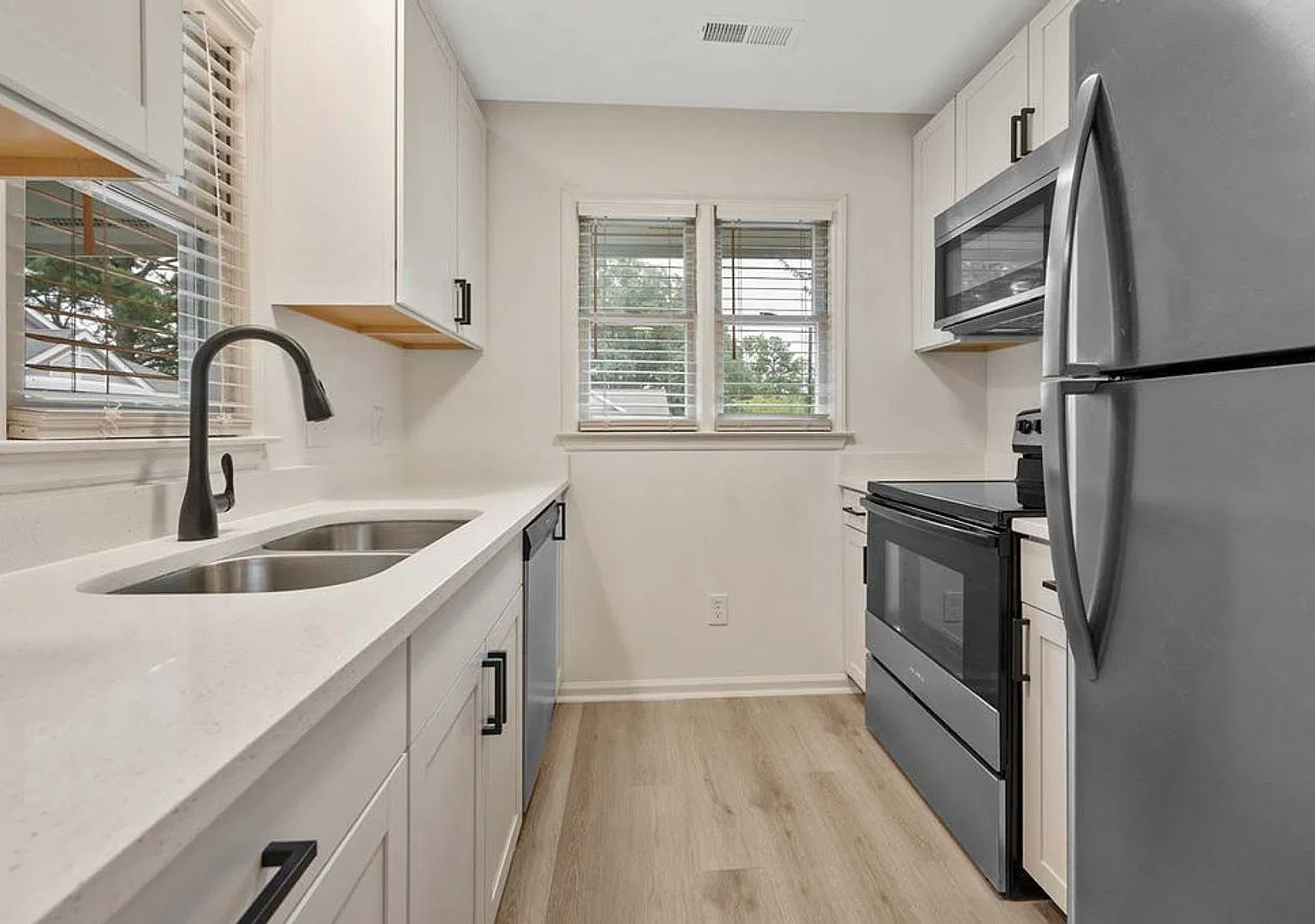 Fully Renovated Condo in Heart of Raleigh near Rex Hospital & NC State University — Photo 3