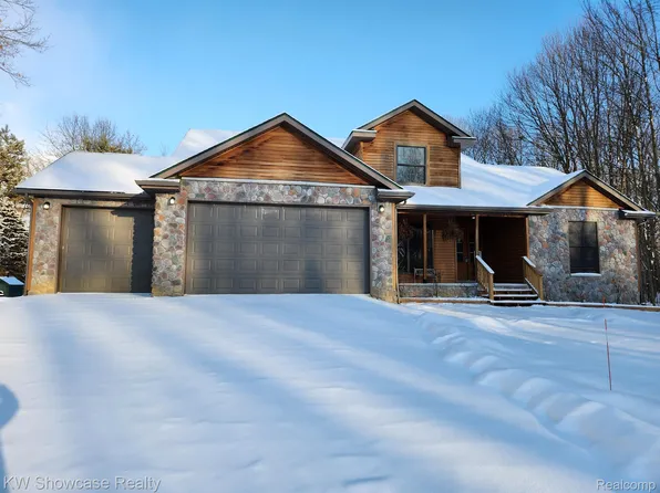 9246 White Rd, Linden, MI 48451