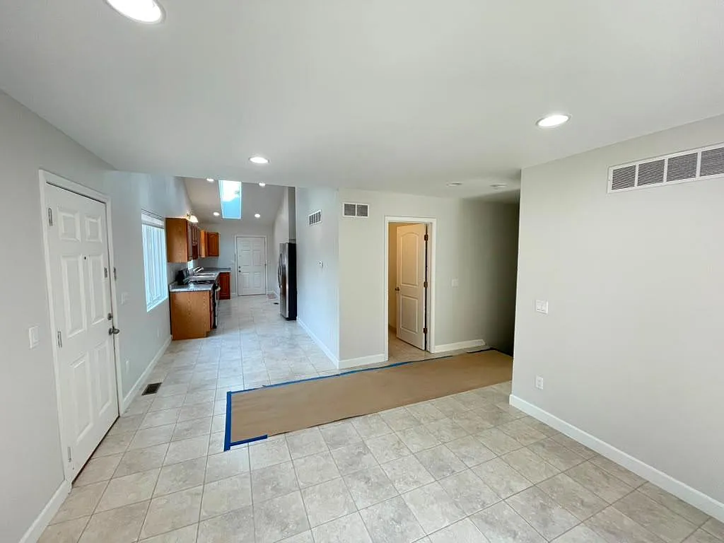 2 bed, 2.0 bath, 1295 sqft, $2,000 — Photo 4