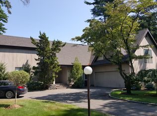 11 Hemlock Ln, Roslyn Heights, NY 11577