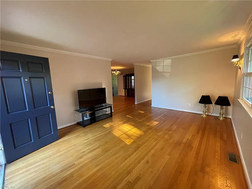 3065 Edinburgh DR — Photo 3
